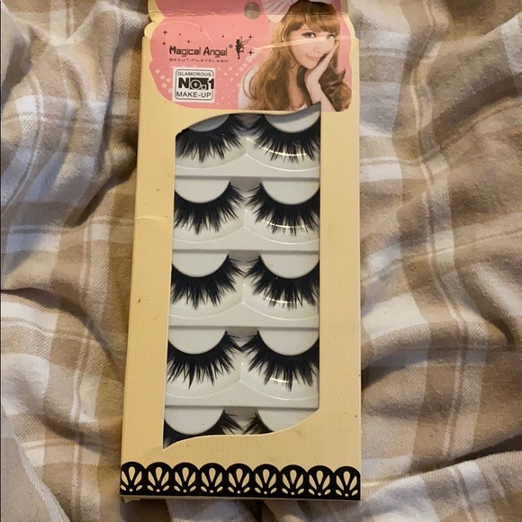 Dramatic bold lashes - Picture 1 of 2